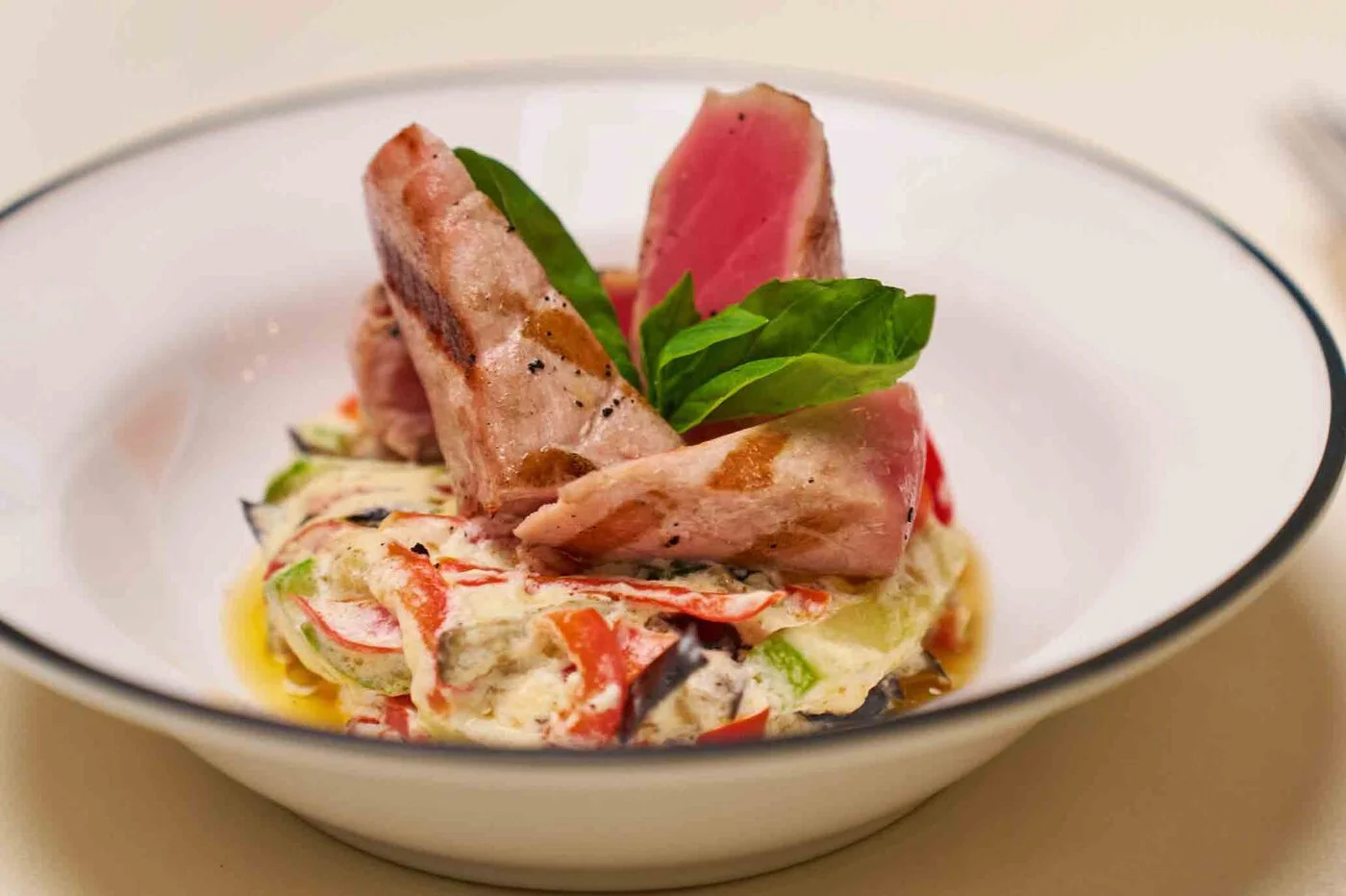 Обжаренный тунец с овощами — французская кухня Blanc de Blancs, Москва